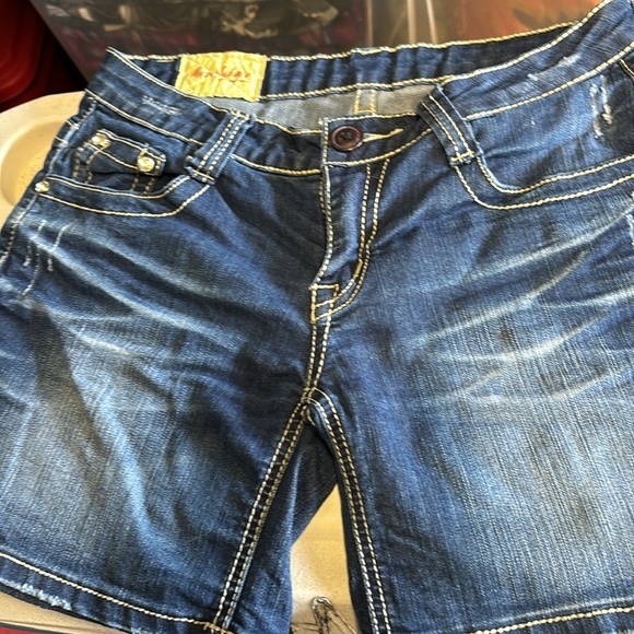 Ladies denim shorts, like new. - Picture 3 of 5